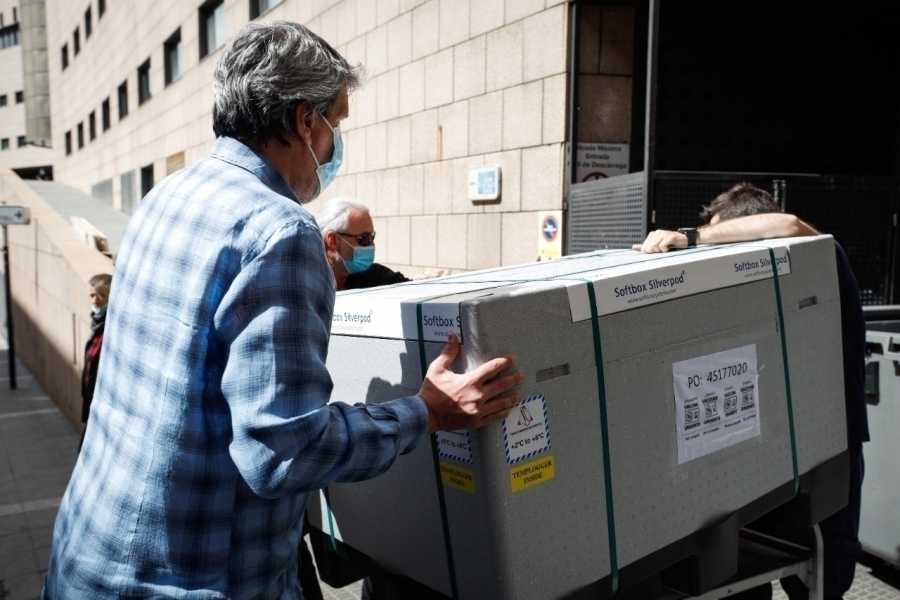 Imatge de l'arribada a Andorra de les 30.000 dosis del vacc&iacute; d'AstraZeneca mitjan&ccedil;ant el projecte Covax, promogut per l'OMS, l'1 d'abril del 2021. (Horitzontal)