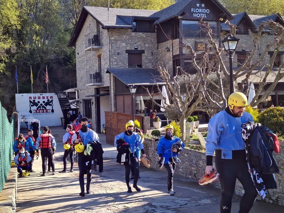 Pla general de turistes vestits amb neopr&egrave;, preparats per anar a fer r&agrave;fting al riu Noguera Pallaresa el 4 d'abril del 2021. (horitzontal)