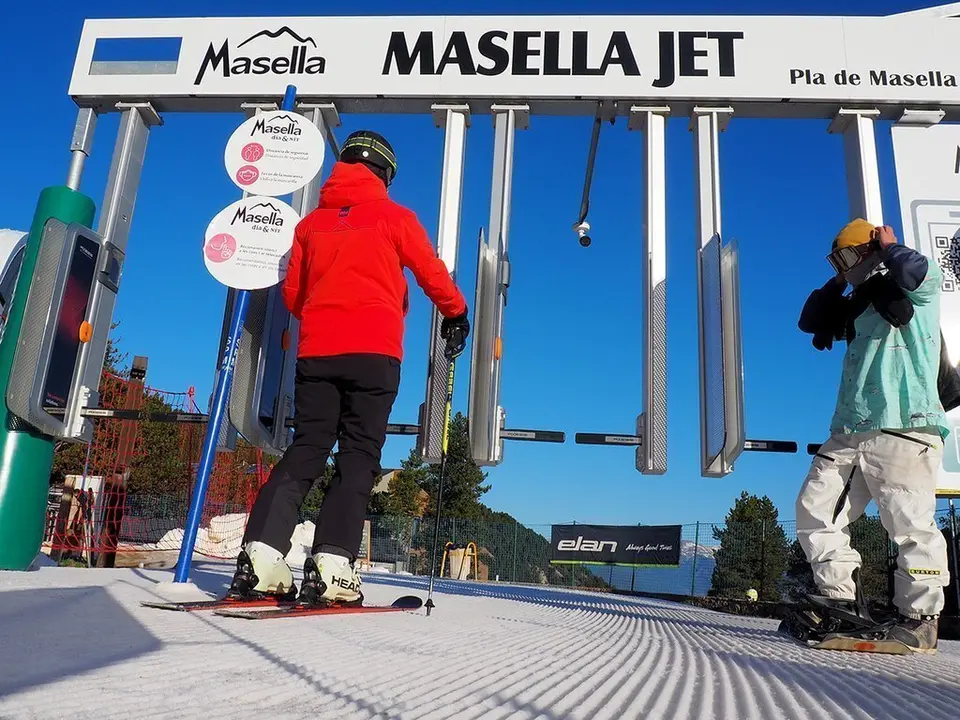 Pla detall d'un remuntador de l'estaci&oacute; de Masella el 5 d'abril del 2021. (horitzontal)