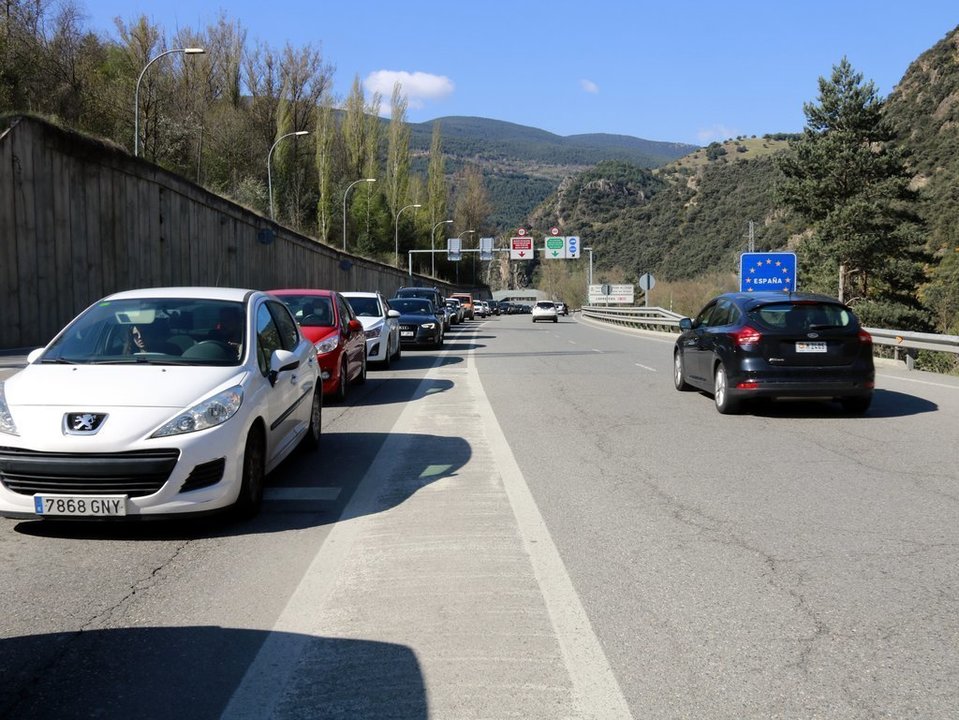 Pla obert de cotxes circulant en direcció a Andorra, just abans de travessar la frontera, el 17 d'abril de 2021. (Horitzontal)