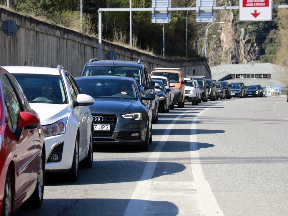 Pla tancat de cotxes circulant en direcció a Andorra, just abans de travessar la frontera, el 17 d'abril de 2021. (Horitzontal)