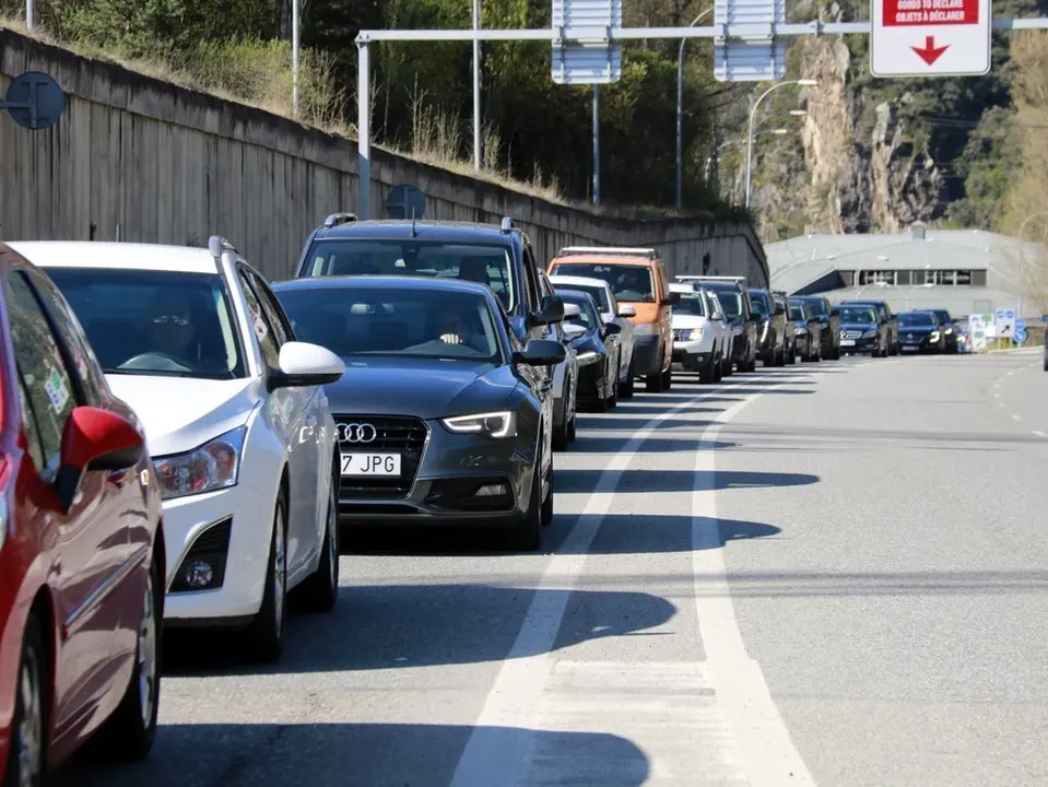 Pla tancat de cotxes circulant en direcci&oacute; a Andorra, just abans de travessar la frontera, el 17 d'abril de 2021. (Horitzontal)