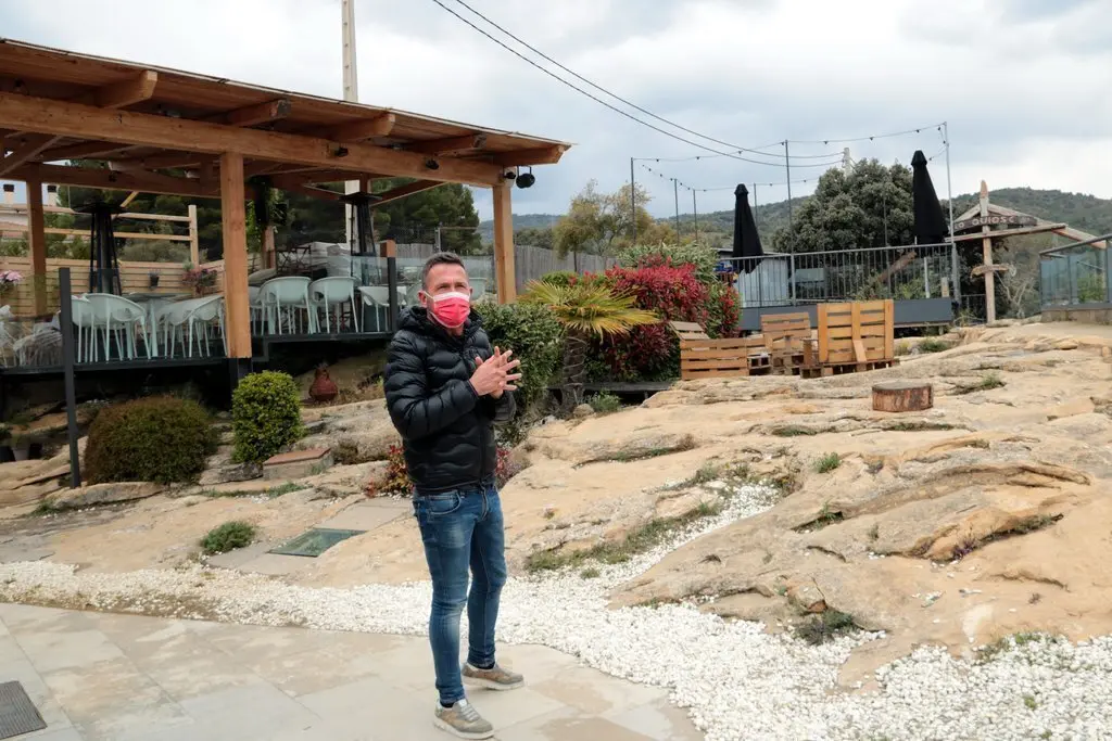 Pla general de Ramon Mitjana, el promotor del Festival Talarn Music Experience a la zona del Village del festival. Imatge del 19 d'abril del 2021. (horitzontal)