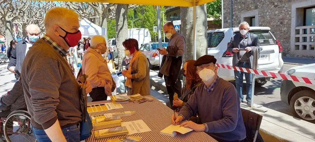 Joan Obiols signant llibres per Sant Jordi