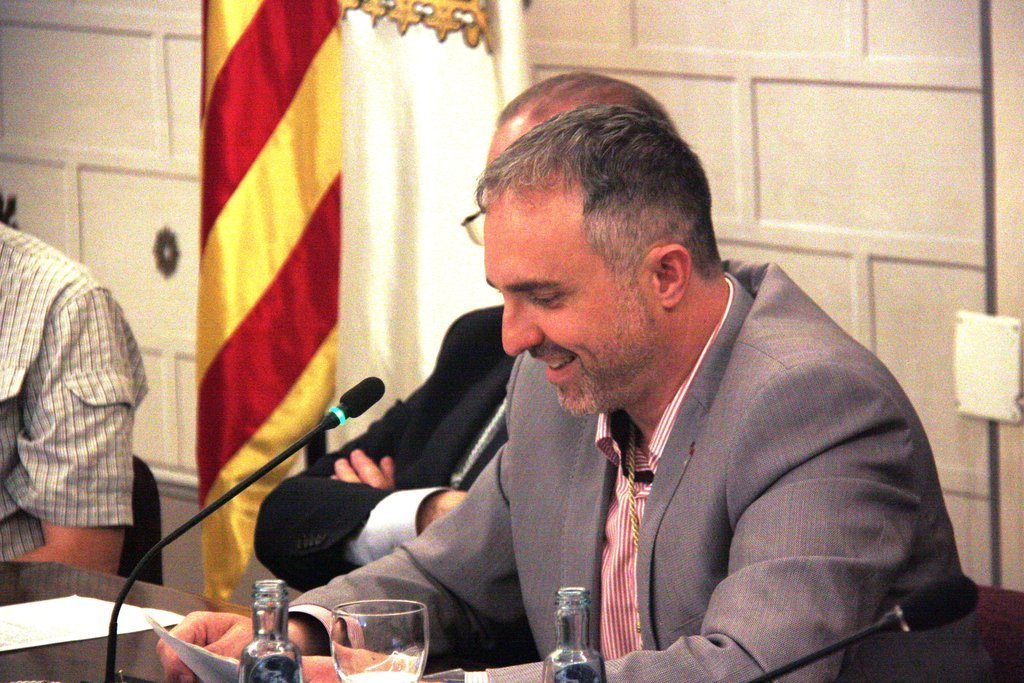 Pla mitjà del nou alcalde de la Seu d'Urgell, Jordi Fàbrega, durant la seva intervenció al ple de constitució de l'ajuntament. Imatge del 15 de juny de 2019 (Horitzontal).