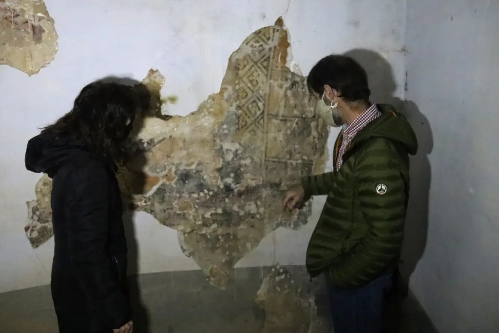 Pla americ&agrave; de la delegada de Patrimoni Cultural del Bisbat d'Urgell, Clara Arbu&eacute;s, i el t&egrave;cnic de Patrimoni Cultural del Consell de l'Alt Urgell, Carles Gasc&oacute;n, mirant les pintures rom&agrave;niques de l'esgl&eacute;sia de Solanell, el 16 d'abril de 2021 (Horitzontal)