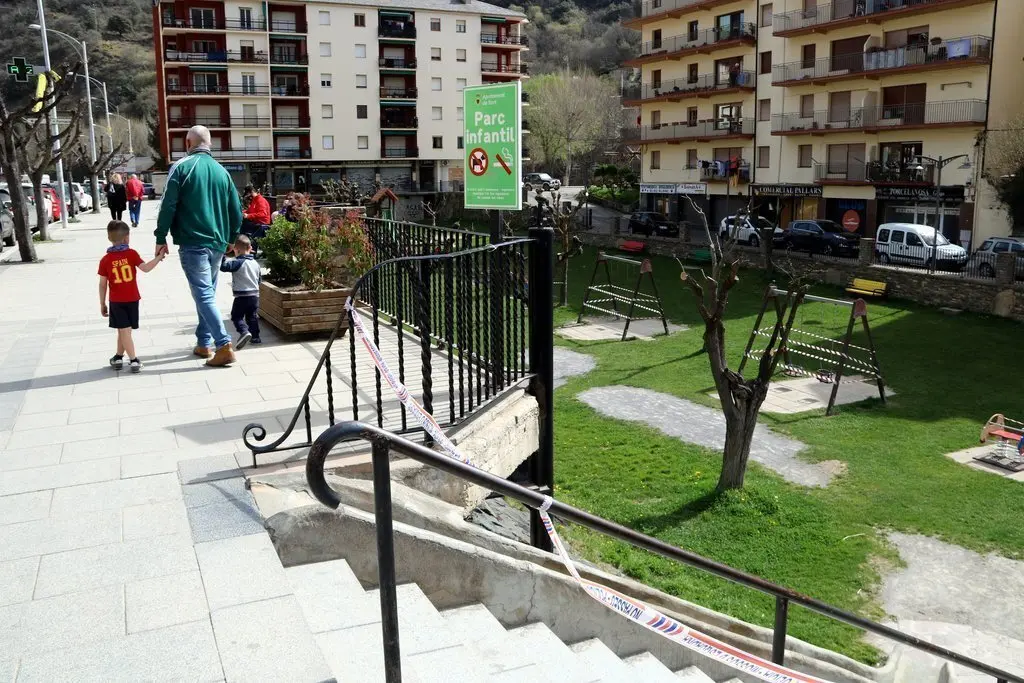 Pla general d'un parc infantil de Sort tancat. Imatge del 31 de mar&ccedil; del 2021. (horitzontal)