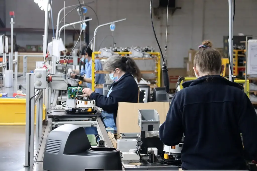 Pla obert on es veuen diverses oper&agrave;ries a la zona de la f&agrave;brica de Taurus Group d'Oliana (Alt Urgell). Imatge del 22 de gener de 2021 (Horitzontal).