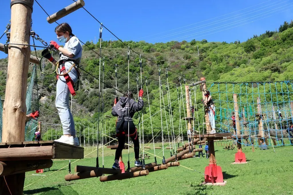 Primer pla d'un jove a un parc d'aventura del Pallars Sobir&agrave; el 13 de maig del 2021. (horitzontal)