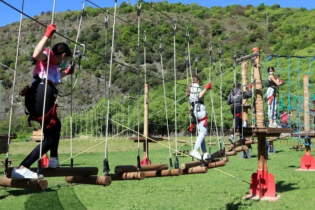 Pla general de joves a un parc d'aventura de Rialp (Pallars Sobir&agrave;) el 13 de maig del 2021. (horitzontal)
