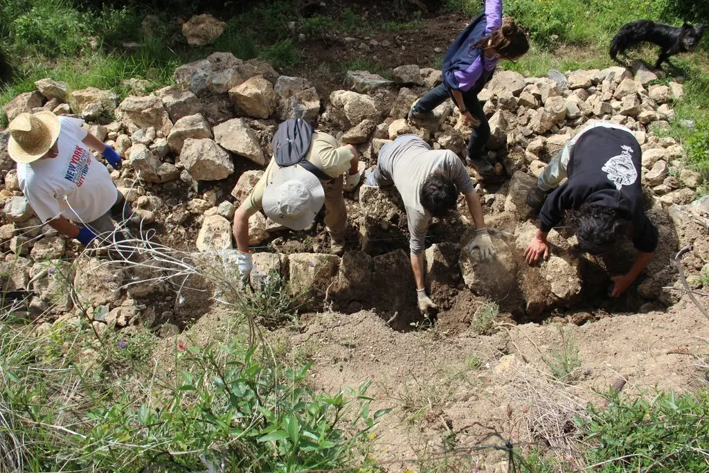 Pla general de voluntaris recuperant un cam&iacute; l'any 2020 al Pallars Juss&agrave;. (horitzontal)