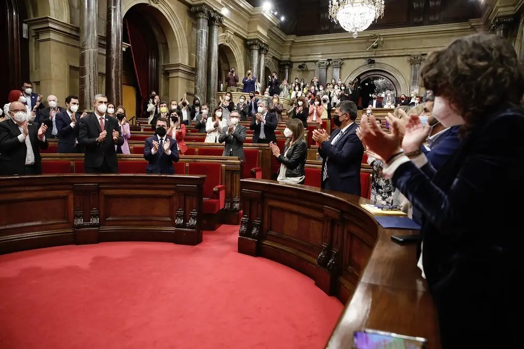 Pla general de l'hemicicle aplaudint el candidat d'ERC, Pere Aragon&egrave;s, investit com a 132&egrave; president de la Generalitat. Imatge del 21 de maig del 2021 (Horitzontal)