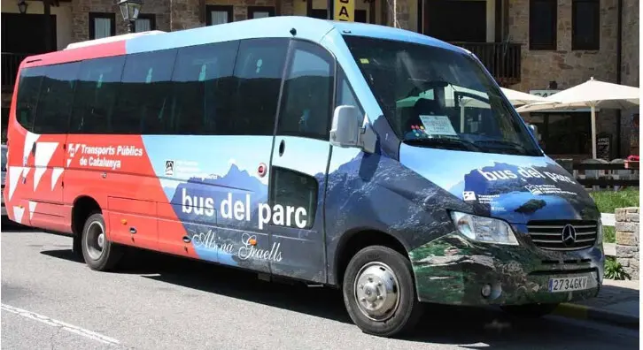 Primer pla del Bus del Parc Nacional d'Aig&uuml;estortes i Estany de Sant Maurici. (horitozontal)