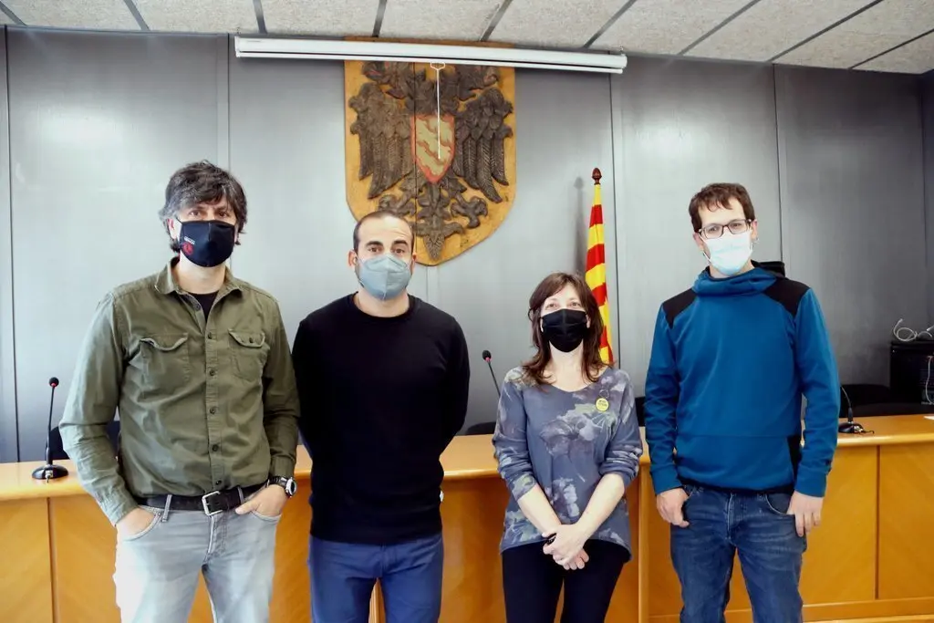 Pla mig del futur alcalde de Sort, Baldo Barr&eacute; (centre), amb la regidora de Junts, Imma Gallardo. Acompanyats dels regidors Pere Bascones i Mart&iacute; Humet. Imatge del 25 de maig del 2021. (Horitzontal)