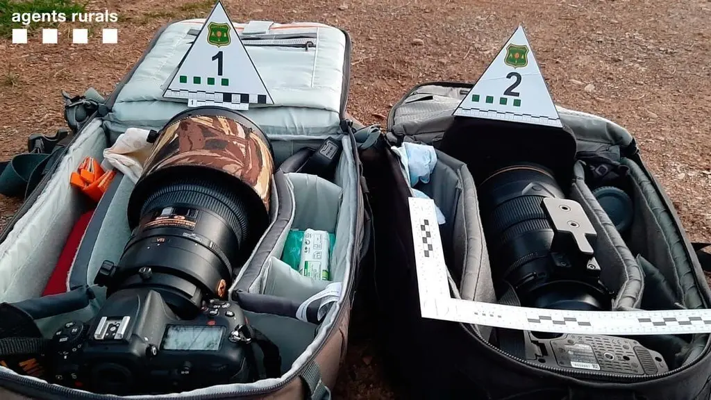Pla curt on es pot veure part del material fotogr&agrave;fic intervingut pels Agents Rurals a les dos persones denunciades per fer fotos al gall fer al Parc Natural de l'Alt Pirineu, el 26 de maig de 2021. (Horitzontal)