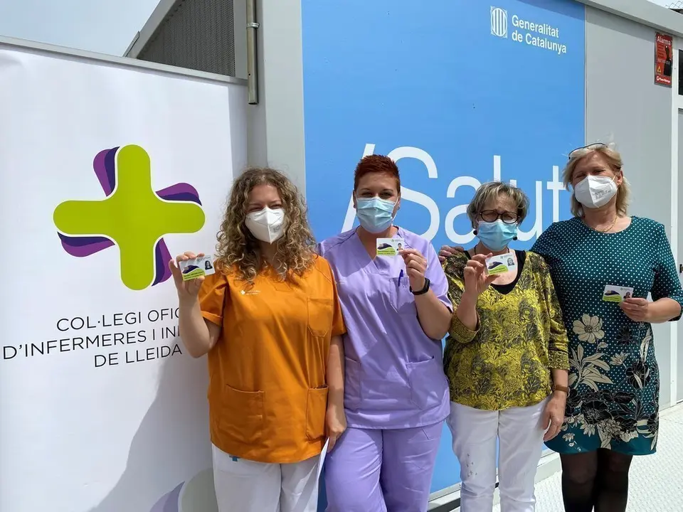 Pla americ&agrave; de diverses infermeres de l&rsquo;ABS Alt Urgell Sud mostrant la seva acreditaci&oacute; per emetre plans de mediaci&oacute;. Imatge del 31 de maig de 2021 (Horitzontal).