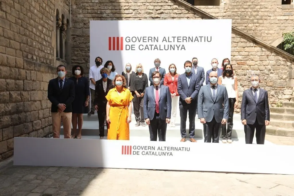 Foto de fam&iacute;lia del 'govern a l'ombra' liderat pel cap de l'oposici&oacute;, Salvador Illa, aquest diumenge 6 de juny de 2021. (Horitzontal)