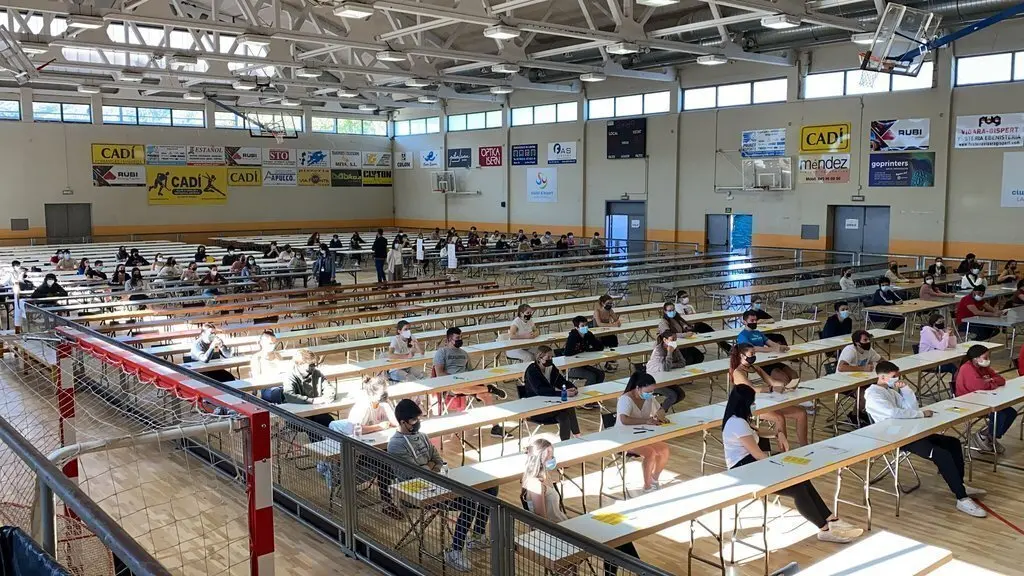 Pla general de desenes d'estudiants preparats per fer el primer examen de les PAU al pavell&oacute; poliesportiu que s'ha habilitat a la Seu d'Urgell per dur a terme la selectivitat. Imatge del 8 de juny de 2021. (Horitzontal).