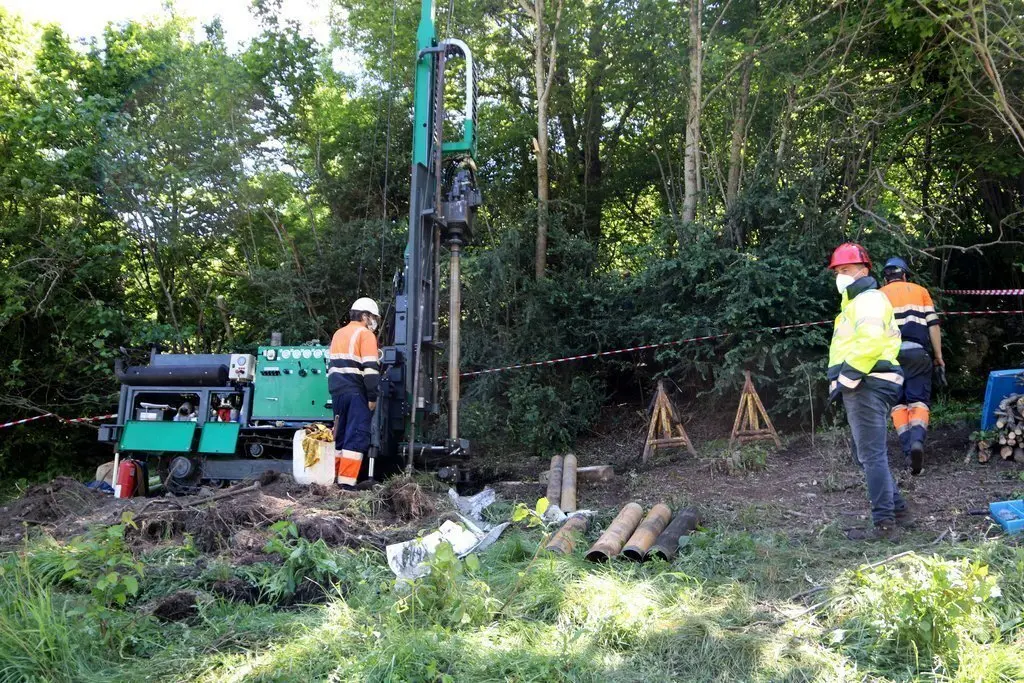 Pla general d'una m&agrave;quina treballant a la vall de Valardies (Val d'Aran) per col&middot;locar sensors i preveure futures esllavissades. Imatge del 8 de juny del 2021. (Horitzontal)