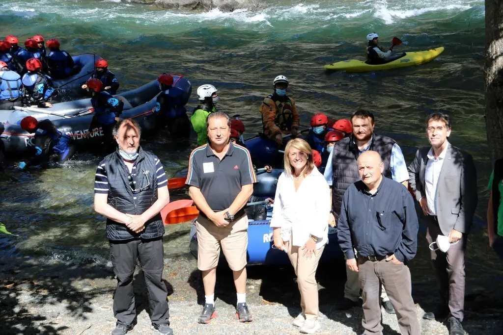 Pla general de la vicepresidenta del Patronat de Turisme, Rosa Pujol, amb representants de l'Associaci&oacute; d'Empreses d'esports d'Aventura del Pallars Sobir&agrave;, Florido Dolcet, a tocar del riu Noguera Pallaresa. Imatge del 9 de juny del 2021. (Horitzontal)