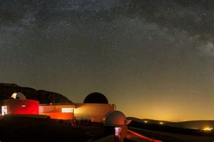 Pla general del Centre d'Observaci&oacute; de l'Univers (COU) del Parc Astron&ograve;mic del Montsec, en una imatge d'arxiu. (Horitzontal)