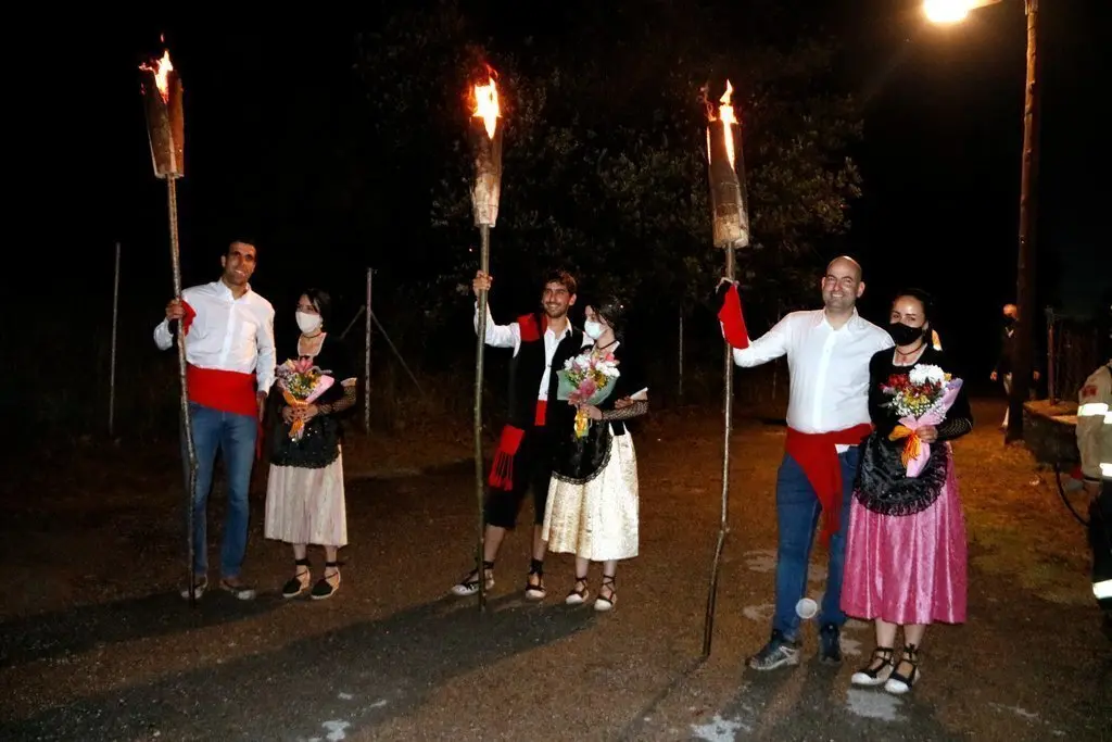 Pla general dels tres fallaires amb les seves pubilles un cop finalitzat el descens i ja a la Pobla de Segur el 17 de juny del 2021. (Horitzontal)