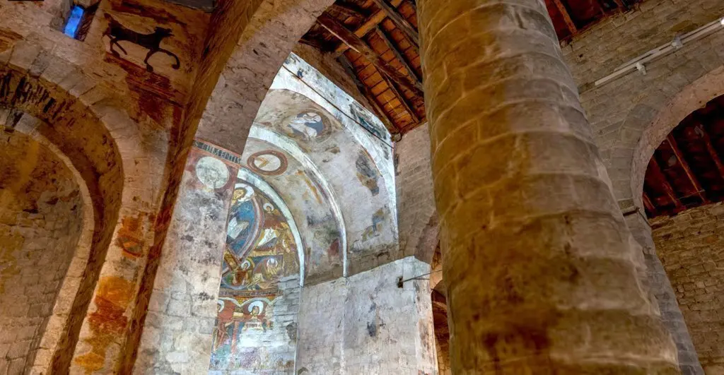 Imatge digitalitzada de l'interior de l'esgl&eacute;sia de Sant Climent de Ta&uuml;ll. (Horitzontal)