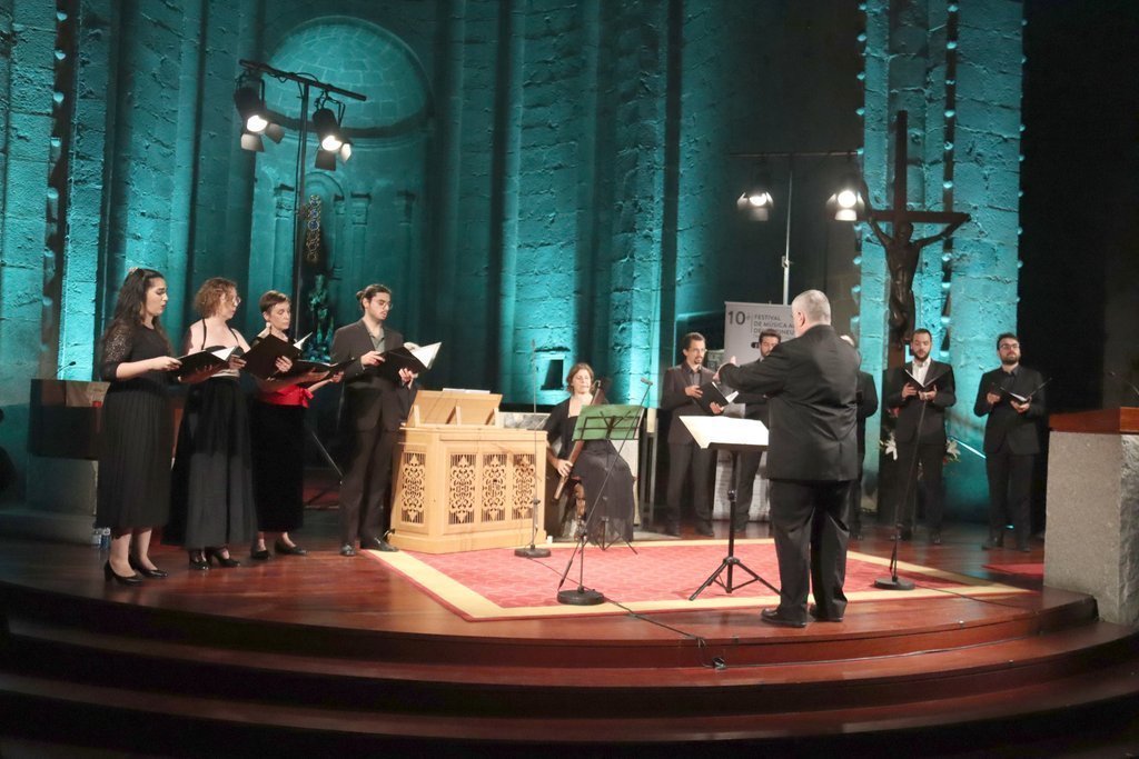 Pla general del grup Ensemble Brudieu durant el concert 'Officium Defunctorum Urgellensis' que ha inaugurat la 10a edició del Festival de Música Antiga dels Pirineus (FeMAP) a la catedral de la Seu d'Urgell. Imatge del 2 de juliol de 2021. (Horitzontal)