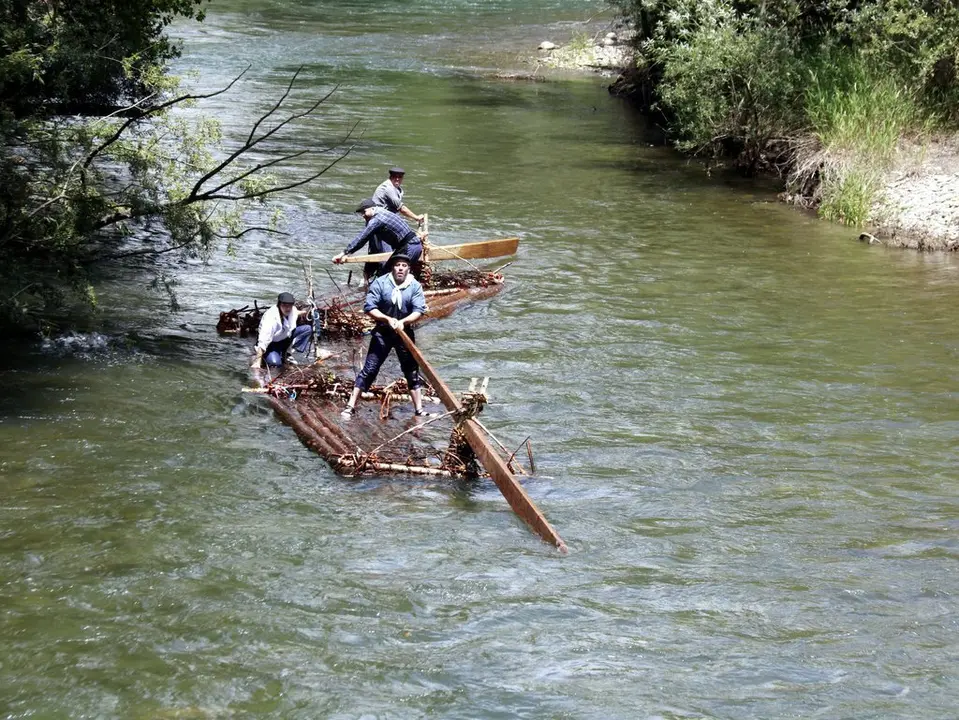 Pla general d'un rai arribant al pont de Claverol en la 43a Diada dels Raiers de la Pobla de Segur, el 4 de juliol de 2021. (Horitzontal)