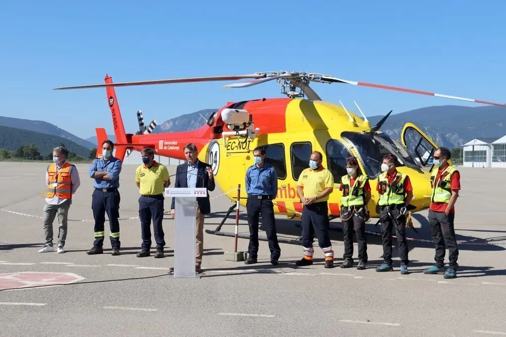 Pla general del director de Prevenci&oacute;, Extinci&oacute; d&rsquo;Incendis i Salvaments, Joan Delort, presentant el nou helic&ograve;pter de rescat medicalitzat amb base al Pirineu a l'aeroport de la Seu amb professionals i autoritats, el 5 de juliol de 2021. (Horitzontal).