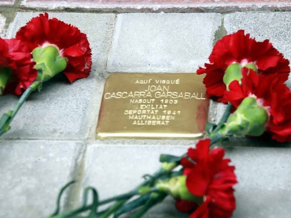 Pla tancat d'una de les deu llambordes Stolpersteine que s'han instal&middot;lat aquest dissabte a Lleida, el 22 de maig de 2021. (Horitzontal)