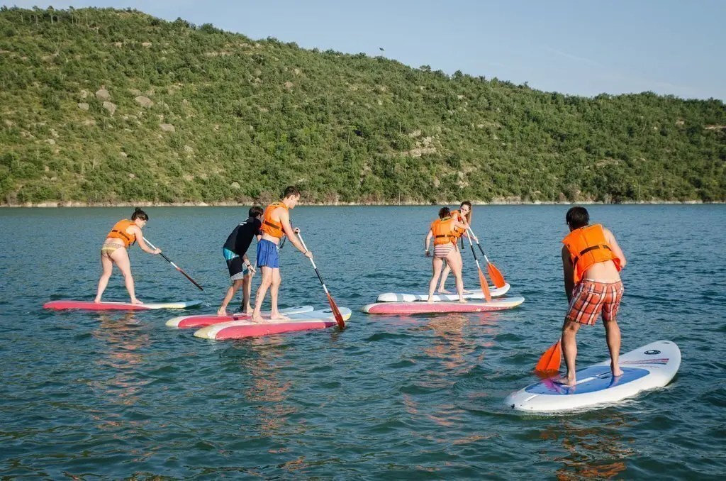 Pla obert amb un grup de joves practicant una activitat aqu&agrave;tica al pant&agrave; de Rialb, en una imatge d'arxiu. (Horitzontal)