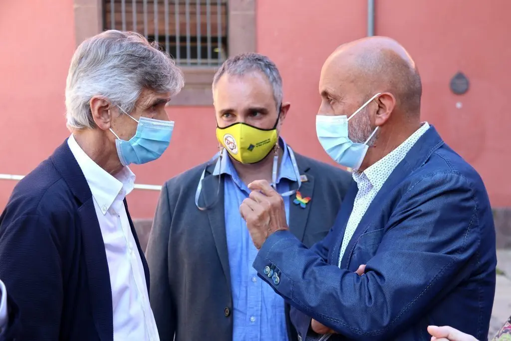 Pla mitj&agrave; del conseller de Salut, Josep Maria Argimon, l'alcalde de la Seu d'Urgell, Jordi F&agrave;brega, i el ministre de Salut andorr&agrave;, Joan Mart&iacute;nez Benazet, abans de reunir-se a la capital alturgellenca. imatge del 9 de juliol de 2021. (Horitzontal)