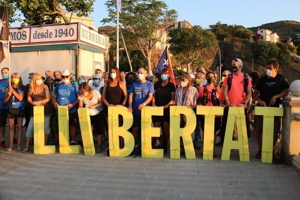 Pla general de l'inici de la travessa amb Jordi Turull i els acompanyants a Portbou aquest dissabte 10 de juliol de 2021. (Horitzontal) 