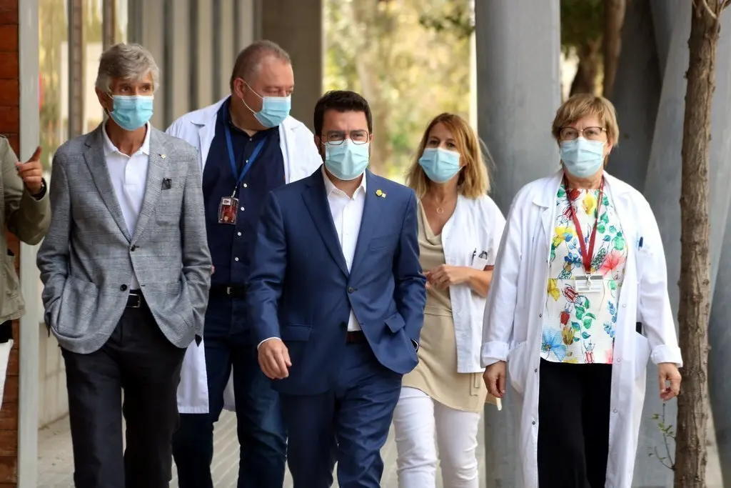 El president del Govern, Pere Aragon&egrave;s, i el conseller de Salut, Josep Maria Argimon, s'han reunit aquest diumenge amb treballadors de l'Hospital Universitari de Bellvitge, l'11 de juliol del 2021. (Horitzontal)