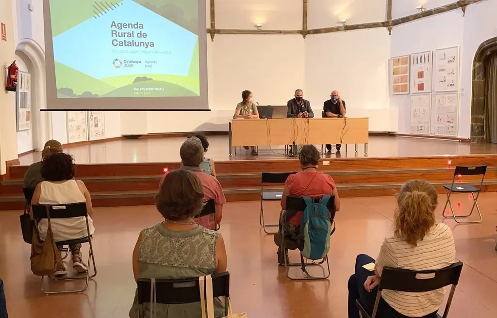 Pla obert de l'alcalde de la Seu d'Urgell, Jordi F&agrave;brega, i un dels membres de la comissi&oacute; redactora de l'Agenda Rural de Catalunya, Llu&iacute;s Corominas, presentant-la en un taller territorial fet a la Seu. Imatge del 12 de juliol de 2021. (Horitzontal).