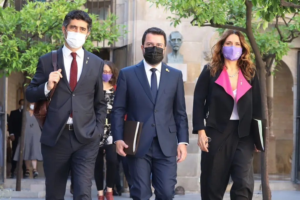 Pla mitj&agrave; del president de la Generalitat, Pere Aragon&egrave;s; el vicepresident, Jordi Puigner&oacute;; i la consellera Laura Vilagr&agrave; dirigint-se a la reuni&oacute; del Consell Executiu el 29 de juny del 2021 (horitzontal)