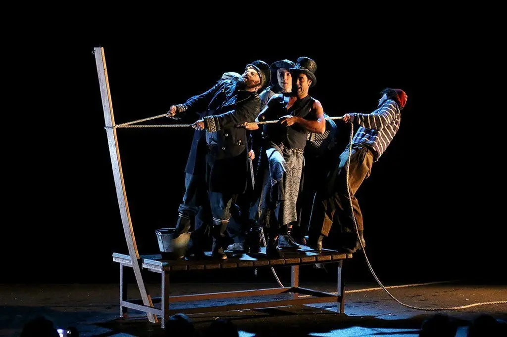 Pla general de la companyia Teatre Gorakada, del Pa&iacute;s Basc, en plena funci&oacute; de Moby Dick al Festival Esbaiola't. Imatge d'Oriol Riart. 22 de Juliol de 2018. (Horitzontal) 