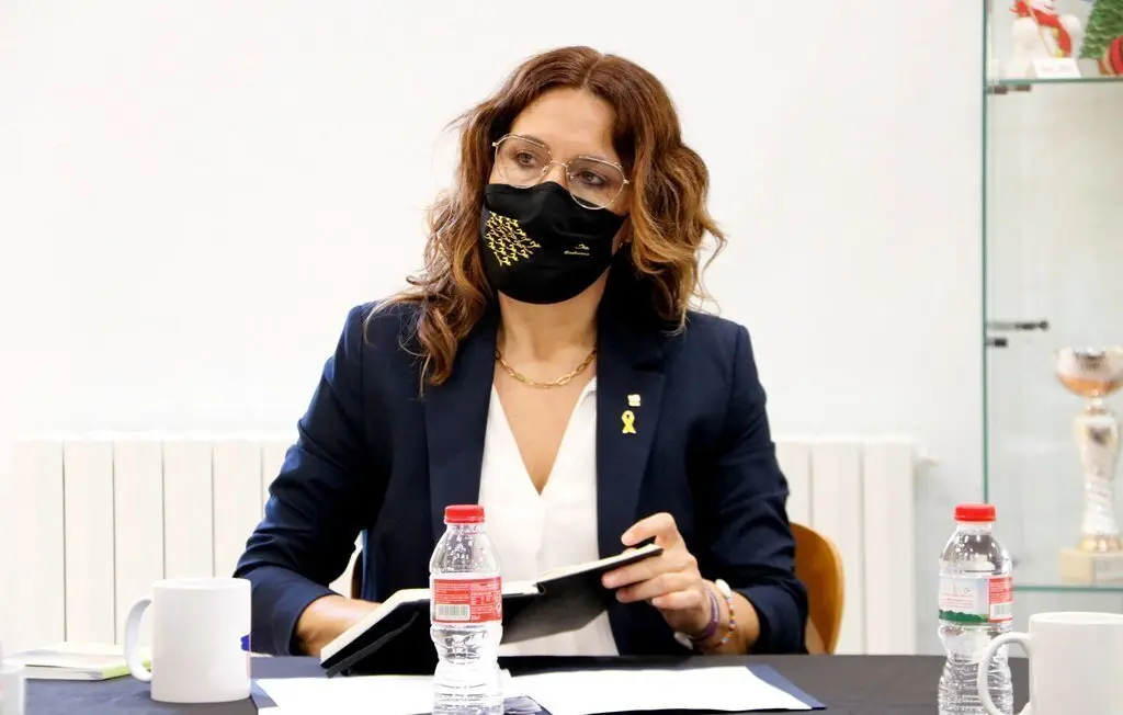 Pla mitj&agrave; de Laura Vilagr&agrave; en la reuni&oacute; amb l&rsquo;Associaci&oacute; Catalana de Micropobles a Vilada. Imatge del 16 de juliol de 2021 (Horitzontal)