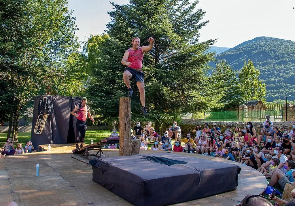 Pla general del p&uacute;blic durant l'espectacle 'Encore Plus' de la companyia Toi d'Abord al festival Esbaiola't a Esterri d'&Agrave;neu. Fotografia publicada el 18 de juliol de 2021. (Horitzontal)