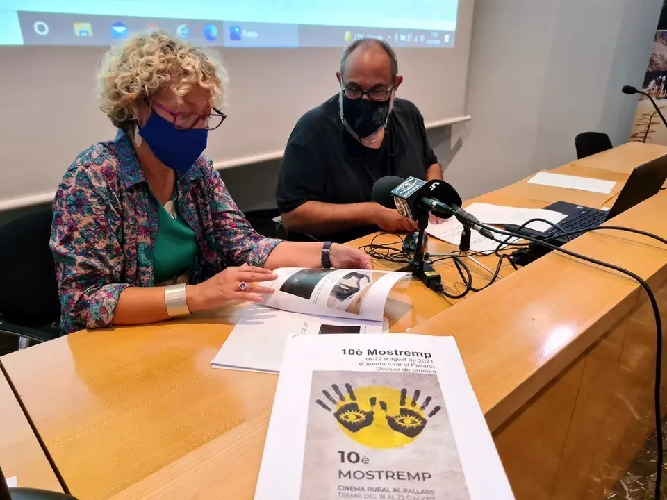 Pla general del director del Mostremp, Jos&eacute; Berg&eacute;s i l'alcaldessa de Tremp, Maria Pilar Cases, durant la roda de premsa de presentaci&oacute; del Mostremp. Imatge del 27 de juliol del 2021. (Horitzontal)