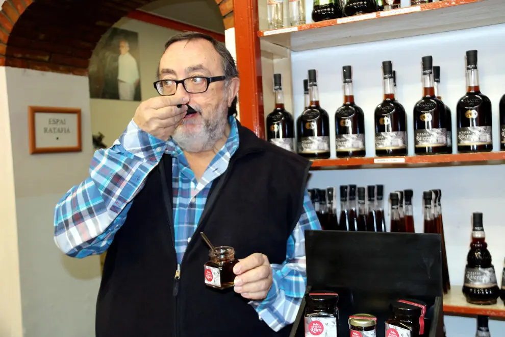 Pla mitj&radic;&dagger; d'&radic;&Auml;ngel Portet, responsable de Licors Portet, provant les perles de ratafia que ha comen&radic;&szlig;at a comercialitzar. Imatge del 9 de novembre del 2018. (horitzontal)