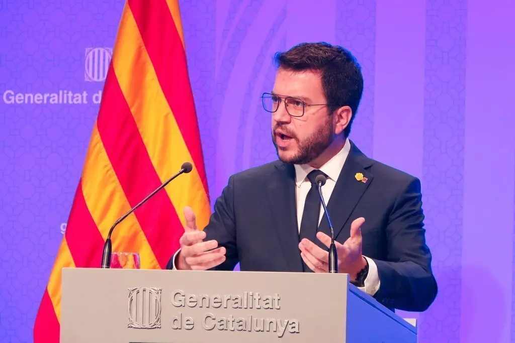 Pla mitj&agrave; del president del Govern, Pere Aragon&egrave;s, en roda de premsa despr&eacute;s de l'&uacute;ltim Consell Executiu del curs pol&iacute;tic, el 3 d'agost del 2021. (Hortizontal)	
