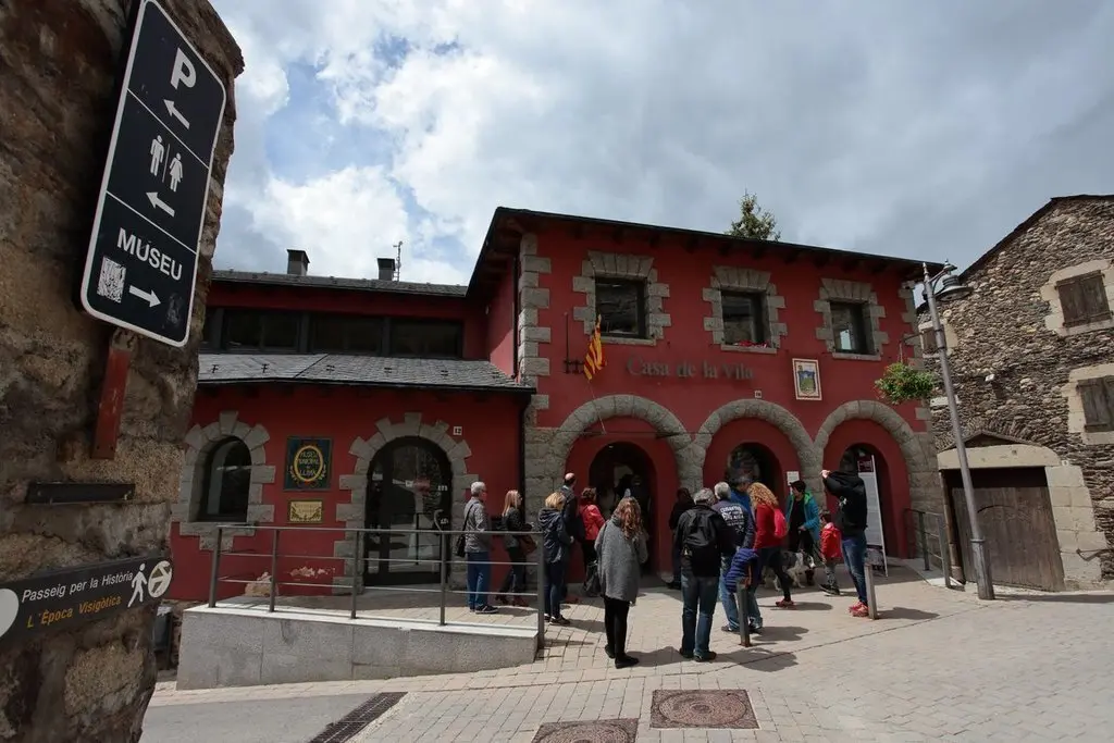 Museu i Ajuntament de Ll&iacute;via
