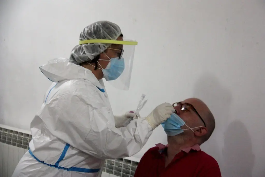 Pla tancat d'un professional sanitari fent una PCR a una persona en el marc del cribratge massiu dut a terme al Centre C&iacute;vic el Passeig de la Seu d'Urgell. Imatge del 26 d'agost de 2020 (Horitzontal).