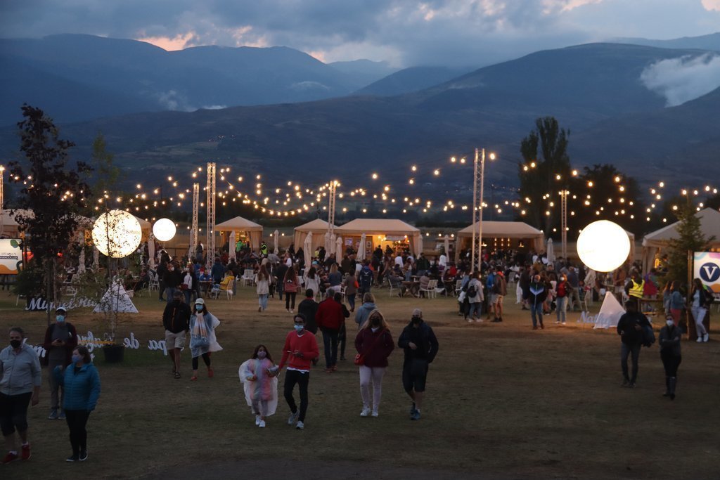 Pla general de la zona del 'Village' del Cerdanya Music Festival, en un espai natural d'Alp (Cerdanya). Imatge del 23 d'agost de 2021. (Horitzontal)