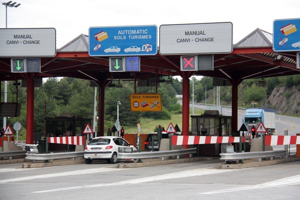 Pla de detall on es veuen dos cotxes i un camió passant pel peatge del Túnel del Cadí, a la carretera C-16 i al tram de la Cerdanya, en el primer dia que es recupera la mobilitat amb la Catalunya Central. Imatge del 15 de juny de 2020 (Horitzontal).