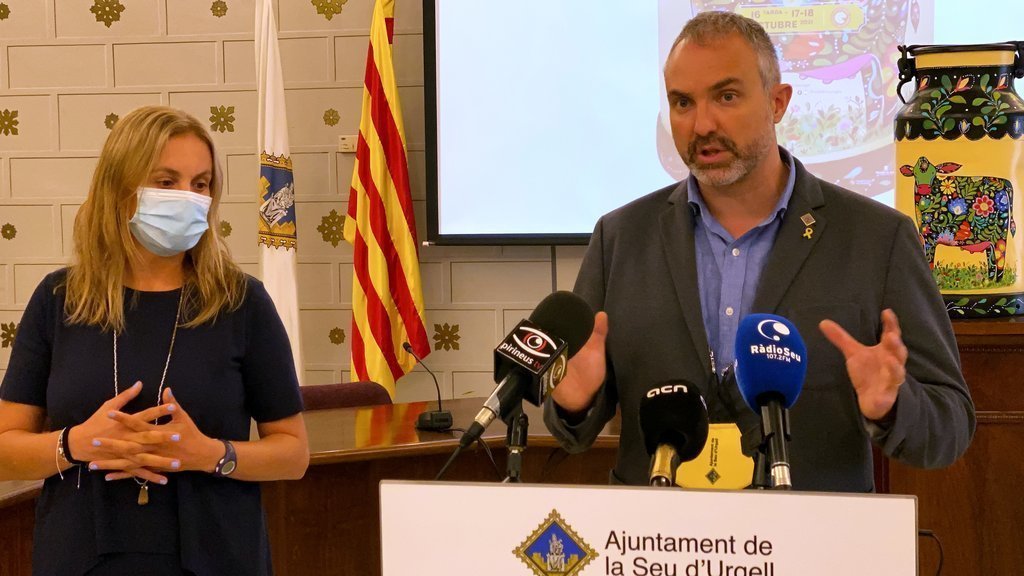 Pla mitjà de l'alcalde de la Seu d'Urgell, Jordi Fàbrega, presentant la Fira de Sant Ermengol que se celebrarà a l'octubre amb la tinent d'alcalde de Promoció de la ciutat, Mireia Font. Imatge del 2 de setembre de 2021. (Horitzontal)