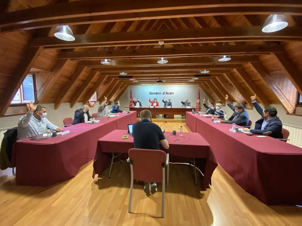 Pla general dels assistents a la sessi&oacute; plen&agrave;ria del Conselh Generau d'Aran on s'ha aprovat una declaraci&oacute; en suport a la candidatura de Jocs d'Hivern Pirineus-Barcelona 2030. Imatge del 10 de setembre de 2021. (Horitzontal)