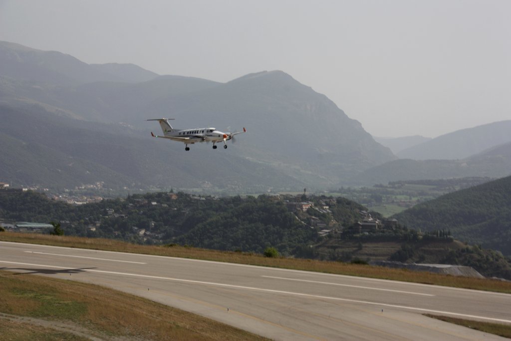 Pla general de l'avió de verificació de vol aproximant-se a la pista d'aterratge de l'aeroport d'Andorra - la Seu d'Urgell mentre es comprova el funcionament del sistema d'aproximació instrumental amb GPS, el 17 de setembre de 2019 (Horitzontal).